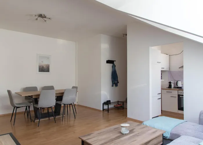 Schoene Mit Parkplatz Im Zentrum Von * Linz